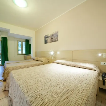 فندق Marinella Parking Wi-fi Attrezzata 3*